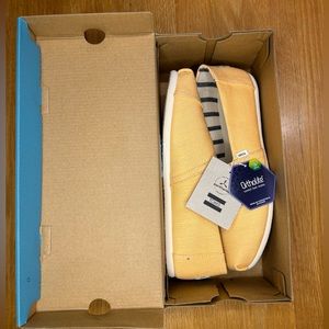 Toms orange size 9.5